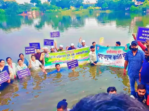 नवा रायपुर में 22 दिन से हड़ताल पर NHM संविदा कर्मचारी NHM karmi jal satyagrah