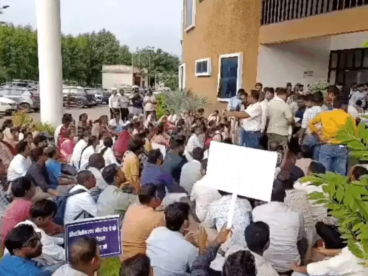 16 हजार NHM संविदा कर्मचारी कल से जल सत्याग्रह पर, बर्खास्तगी के बाद आंदोलन तेज NHM strike running for jal satyagrah