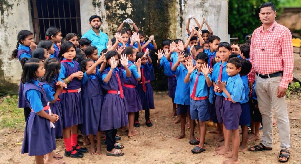 शासकीय प्राथमिक शाला गढ़पटनी में आज 24 सितम्बर को स्वच्छता पखवाड़ा का आयोजन garhpatni school hath saf karna sikhe