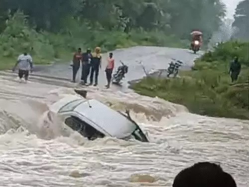 सारंगढ़ में उफनते नाले में कार बह गई तीन लोगों ने तैरकर बचाई जान swift car nadi me baha