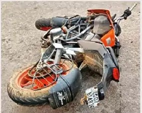 रायपुर: सरायपाली के तेंदुकोना गांव के युवक की बस से टकराकर मौत। युवक Accident bike image