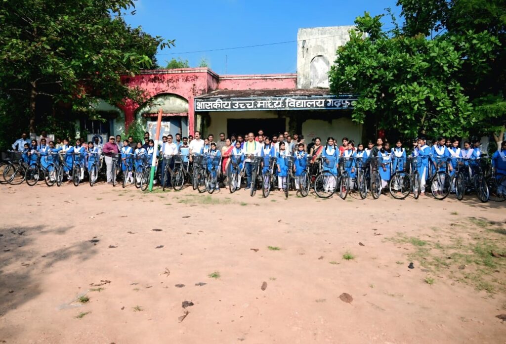 बसना: गढ़फुलझर में सरस्वती साइकिल योजना के तहत छात्राओं को साइकिल वितरण किया गया। साइकिल Garhphuljhar school cycle one