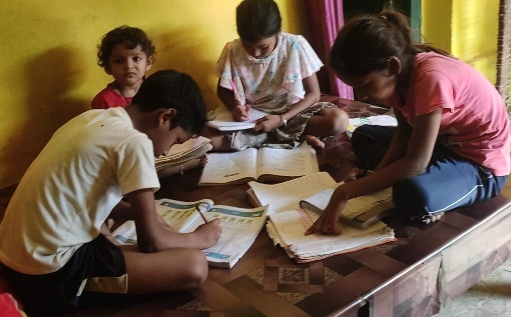 दीपावली अवकाश में भी करनापाली स्कूल में जारी रही पढ़ाई Karnapali school image