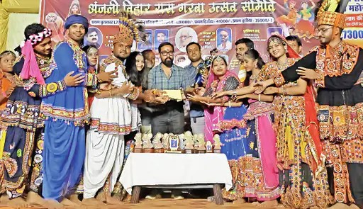 पिथौरा शरद पूर्णिमा पर अंजलि विहार कॉलोनी में हुआ भव्य रास गरबा प्रतियोगिता का आयोजन pithora garba image