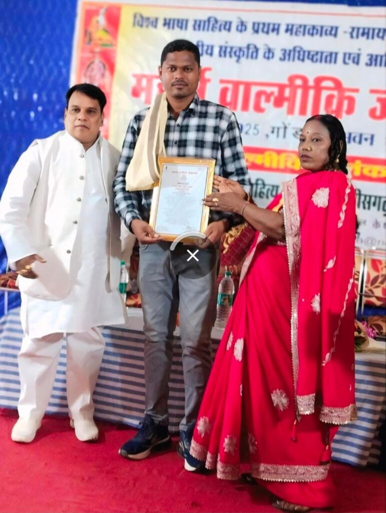 शिक्षा क्षेत्र में उत्कृष्ट योगदान के लिए प्रधान पाठक श्री सरविन्द सिदार को “प्राइड ऑफ टीचर अवार्ड” से नवाजा गया sarvind sidar dhamtari