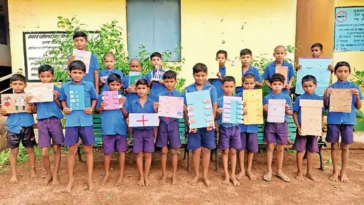 तुमगांव प्राथमिक शाला में प्रोजेक्ट प्रदर्शनी आयोजित, बच्चों ने दिखाई सृजनशीलता tumgaon school book image