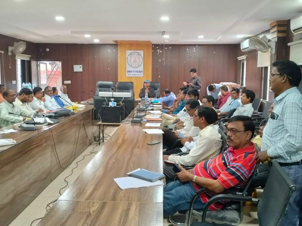 जनपद सभागार बसना में संकुल समन्वयक एवं प्राचार्यों की समीक्षा बैठक संपन्न Basna image one