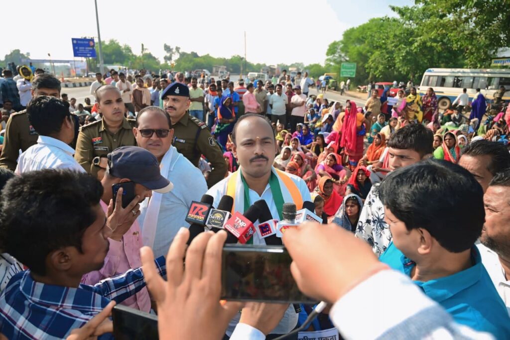 बसना: कुडेकेल नाला पर पुल निर्माण न होने से भड़का जनाक्रोश, 6 माह का आश्वासन मिला। पुल Chakka jam image 1