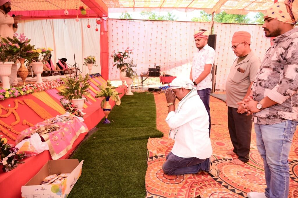 गुरु नानक जयंती गढ़फूलझर में हर्षोल्लास के साथ मनाई गई शामिल हुए जिला पंचायत सदस्य मोक्ष कुमार प्रधान Gurunanak dev pooja image one