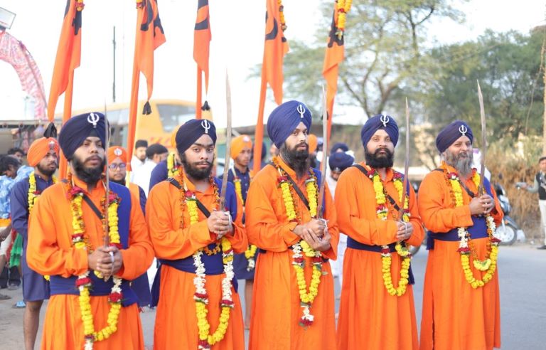 बसना: गुरु गोविंद सिंह जी के 359वें प्रकाश पर्व पर बसना में भव्य नगर कीर्तन निकाला गया। प्रकाश Sardar Basna11