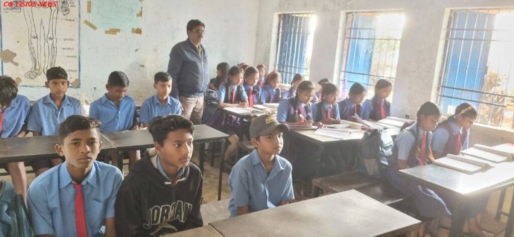 सरायपाली: बीईओ ने शैक्षणिक एवं प्रशासनिक व्यवस्थाओं का विस्तृत निरीक्षण किया। बीईओ beo 111