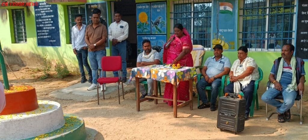 सरायपाली: गणतंत्र यात्रा में विधायक चातुरी नंद का शाला बिलखंड दौरा किया गया। गणतंत्र bil 1