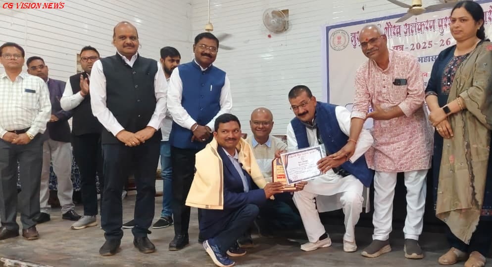 बसना: मुख्यमंत्री गौरव अलंकरण पुरस्कार 2025 “शिक्षादूत” सम्मान से प्रधान पाठक गफ्फार खान हुए सम्मानित। शिक्षादूत gaffar khan1