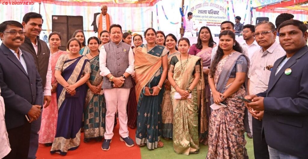 पिथौरा: स्वामी आत्मानंद विद्यालय पिरदा के वार्षिकोत्सव में शामिल हुए डॉ. संपत अग्रवाल। स्वामी pirda 44