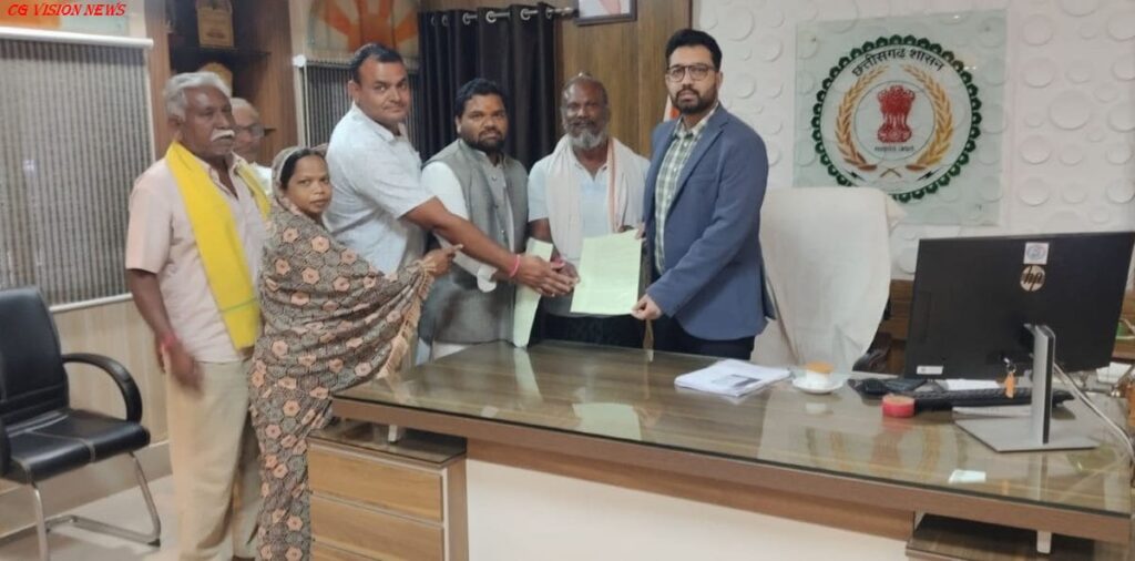 बसना: तरेकेला आश्रम बचाओ के नारों से गूंजा कलेक्टर कार्यालय, ग्रामीणों ने सौंपा ज्ञापन। आश्रम msd1