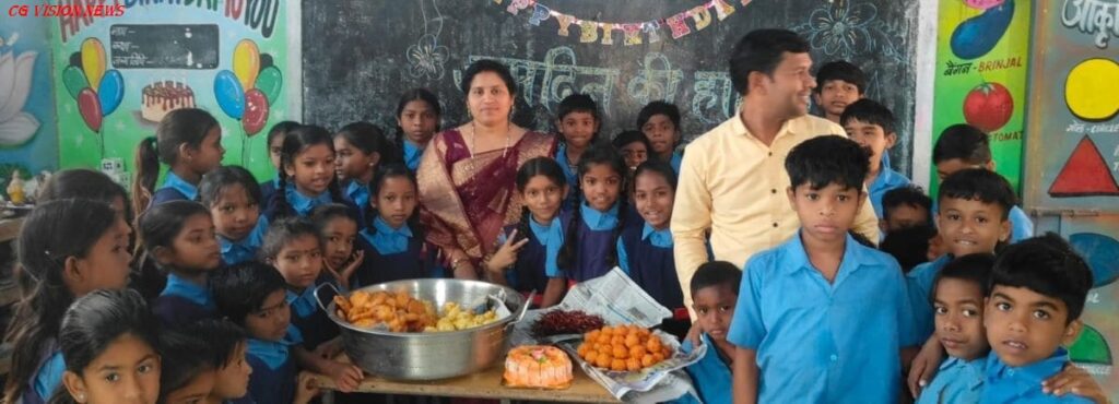 सरायपाली: न्योता भोज का आयोजन प्रधान पाठक के जन्मदिन पर बिजातीपाली में किया गया। न्योता spl1