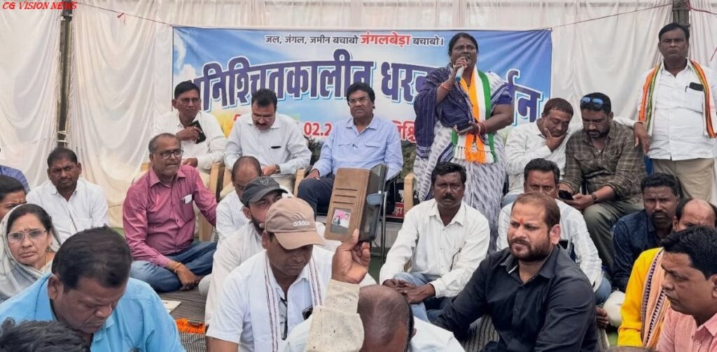 सरायपाली: जंगलबेड़ा में निर्माणाधीन सोलर प्लांट के विरोध में धरना, कांग्रेस नेताओं ने दिया समर्थन। सोलर spl11 (2)