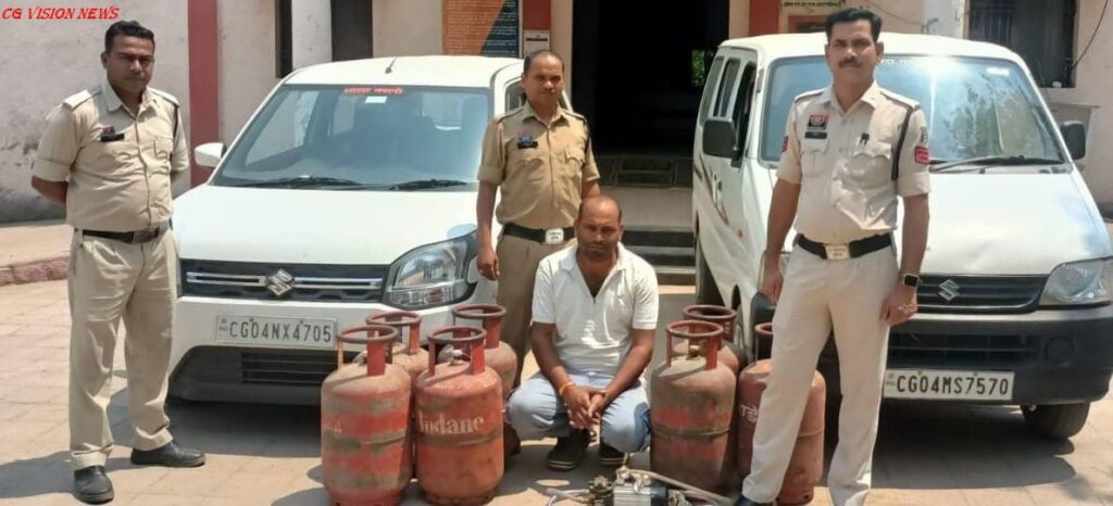 महासमुंद: गैस सिलेंडर कालाबाजारी करने वाला गिरफ्तार, बागबाहरा पुलिस की बड़ी कार्रवाई। गैस bagbahara image