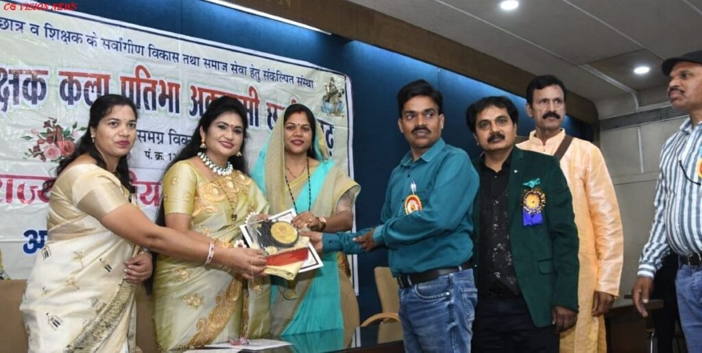 बसना: शिक्षक रेखराम पटेल को राज्य स्तरीय कर्मवीर रत्न सम्मान से सम्मानित किया गया। कर्मवीर rekhram image