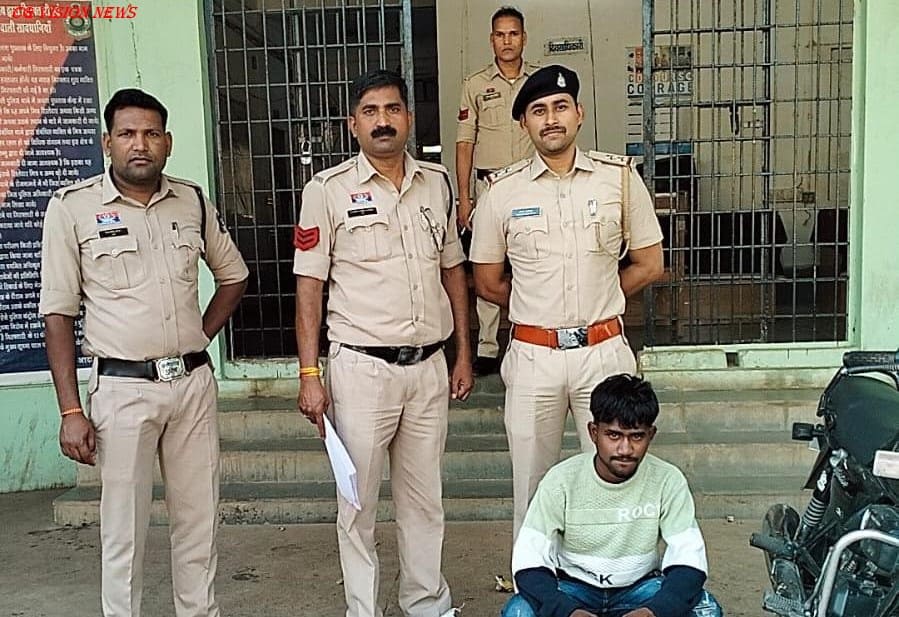 महासमुंद: अवैध शराब के साथ युवक गिरफ्तार, 9 लीटर मसाला शराब और बाइक जब्त। अवैध शराब msd image