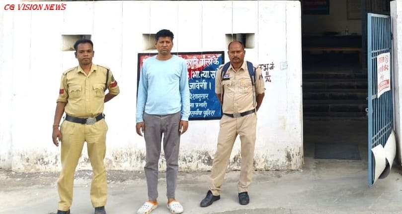 पिथौरा: अवैध सट्टा कारोबारी रंगे हाथों गिरफ्तार, मोबाइल और नकदी जप्त। अवैध सट्टा कारोबारी गिरफ्तार