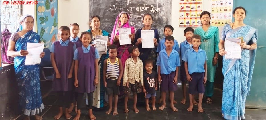 सरायपाली: ‘अंगना म शिक्षा – पढ़ाई तिहार’ का आयोजन, माताओं को दी गई बाल शिक्षा की जानकारी। अंगना spl image