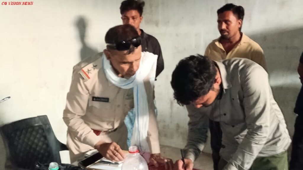 शराब में पानी मिलाते 4 कर्मचारी गिरफ्तार