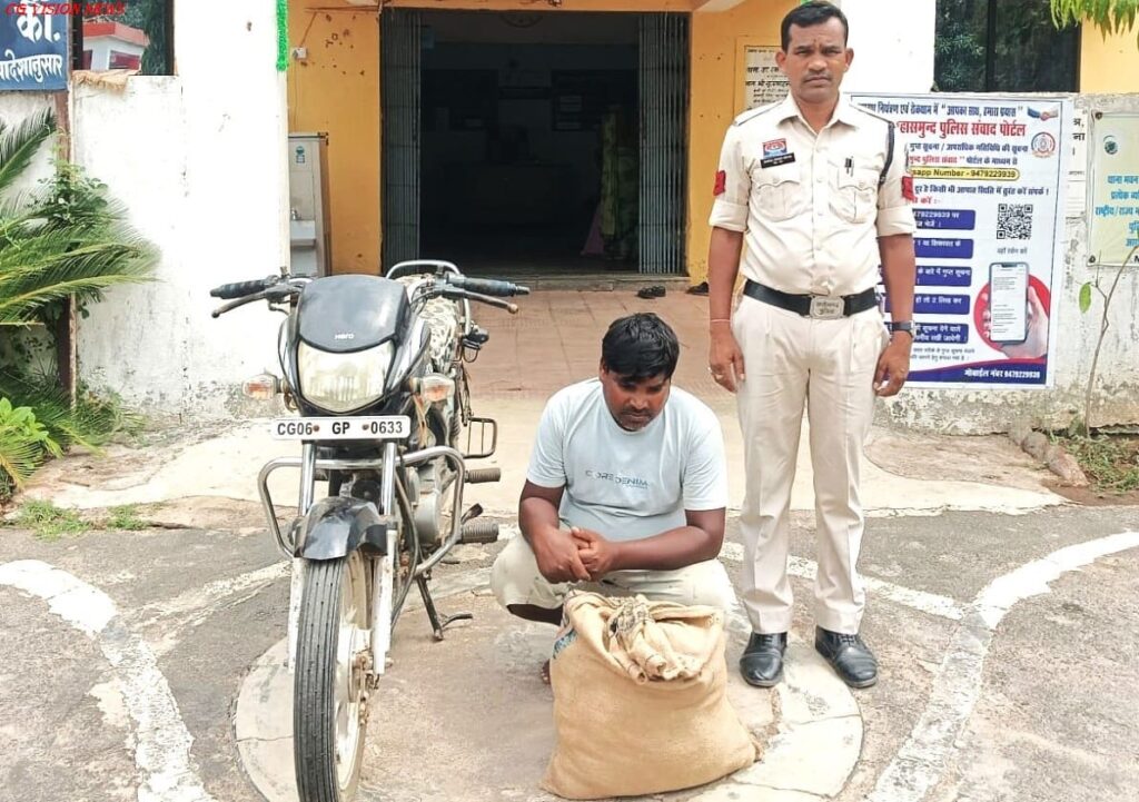 अवैध महुआ शराब और बाइक जब्त