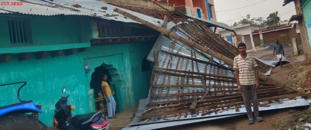 भगतदेवरी: तीसरी बार आंधी की मार, घर की छत उड़ी, बिजली व्यवस्था भी हुई ठप। भगतदेवरी मकान क्षतिग्रस्त