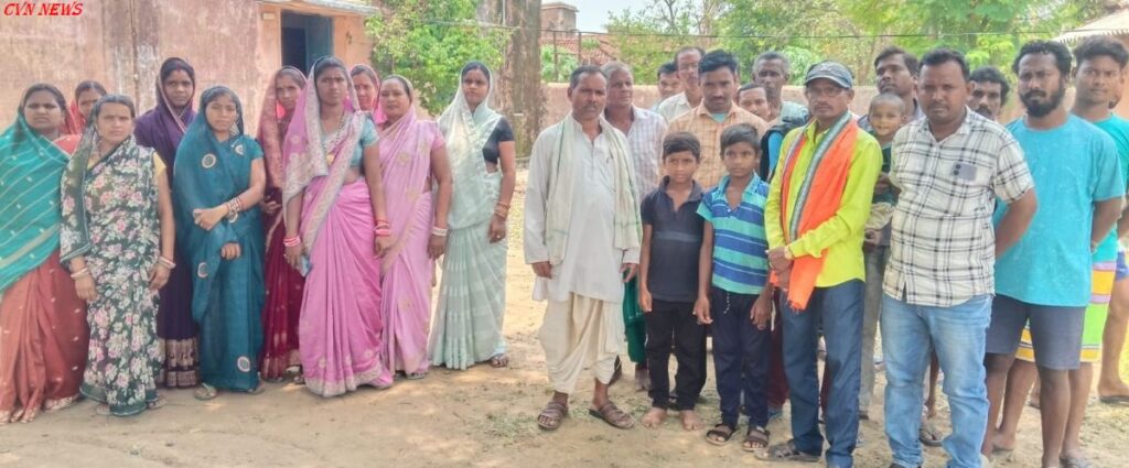 बसना: पोटापारा जर्जर स्कूल भवन पर ग्रामीणों ने जड़ा ताला, बच्चों की सुरक्षा को लेकरआक्रोश। पोटापारा में स्कूल भवन की मांग