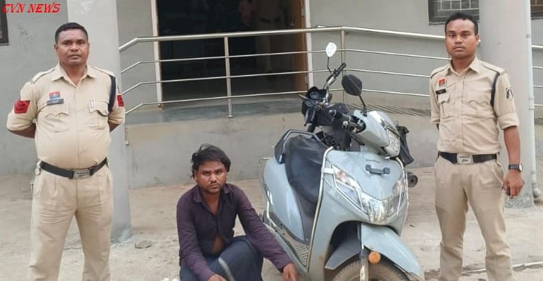 सरायपाली: स्कूटी में महुआ शराब की तस्करी कर रहा युवक गिरफ्तार, 30 लीटर शराब जब्त। महुआ शराब जब्त