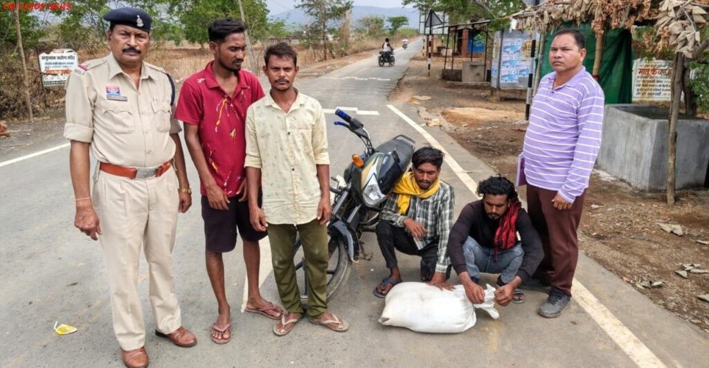सरायपाली: 25 लीटर अवैध महुआ शराब के साथ दो युवक गिरफ्तार, सिंघोड़ा पुलिस की कार्रवाई। अवैध महुआ शराब जब्त