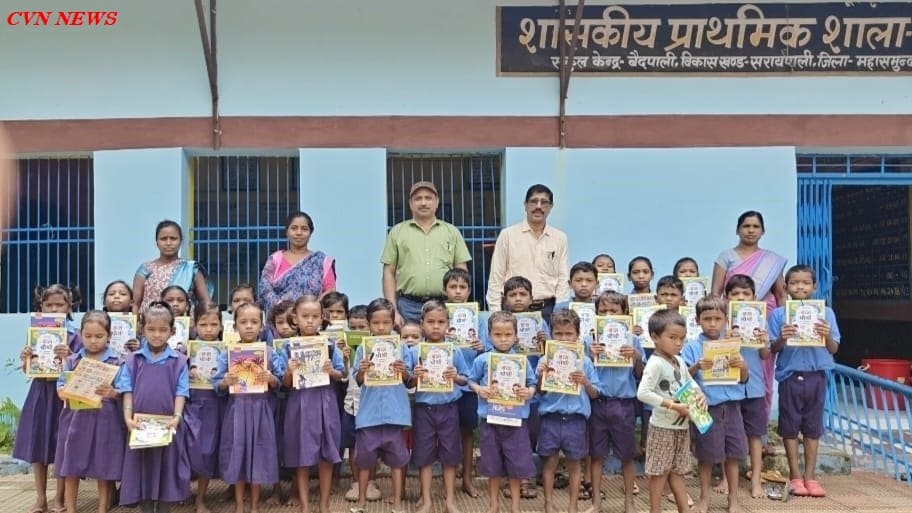 सरायपाली: शासकीय प्राथमिक शाला दर्राभाठा में विद्यार्थियों को पहाड़ा, कॉपी और पेन का वितरण। प्राथमिक शाला दर्राभाठा