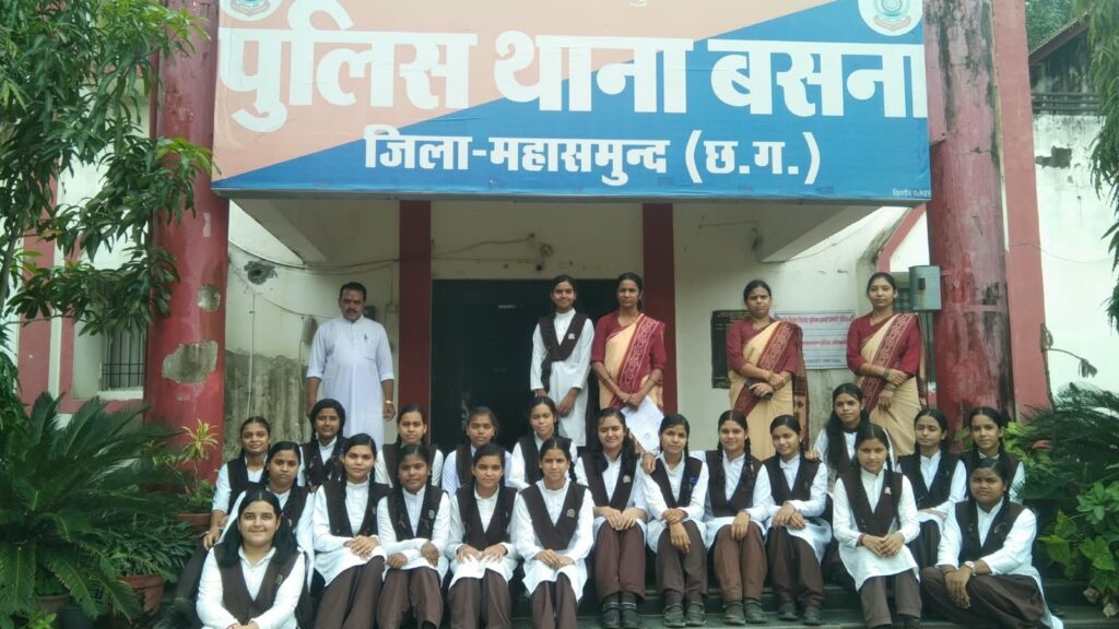 बसना: रक्षाबंधन पर सामाजिक समरसता की मिसाल, पुलिसकर्मियों को बांधी राखी। बसना में रक्षाबंधन
