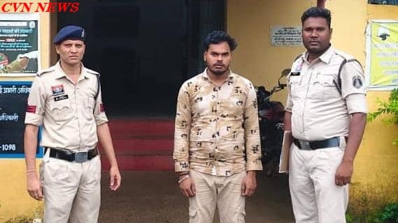 बसना: भंवरचुवां में पुलिस की कार्रवाई, 10 लीटर महुआ शराब के साथ युवक गिरफ्तार। भंवरचुवां महुआ शराब जब्त