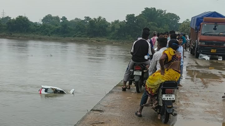 बसना: सांकरा जोंक नदी के पुराने पुल पर कार-बाइक की भिड़ंत, एक की मौत; एक लापता। सांकरा जोंक नदी हादसा