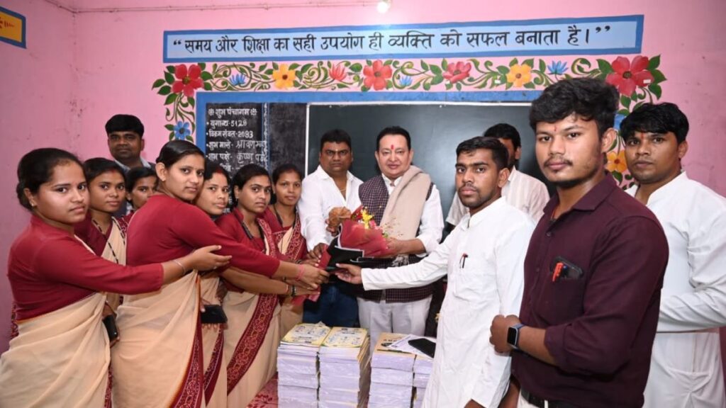 भगतदेवरी पाठ्य सामग्री वितरण