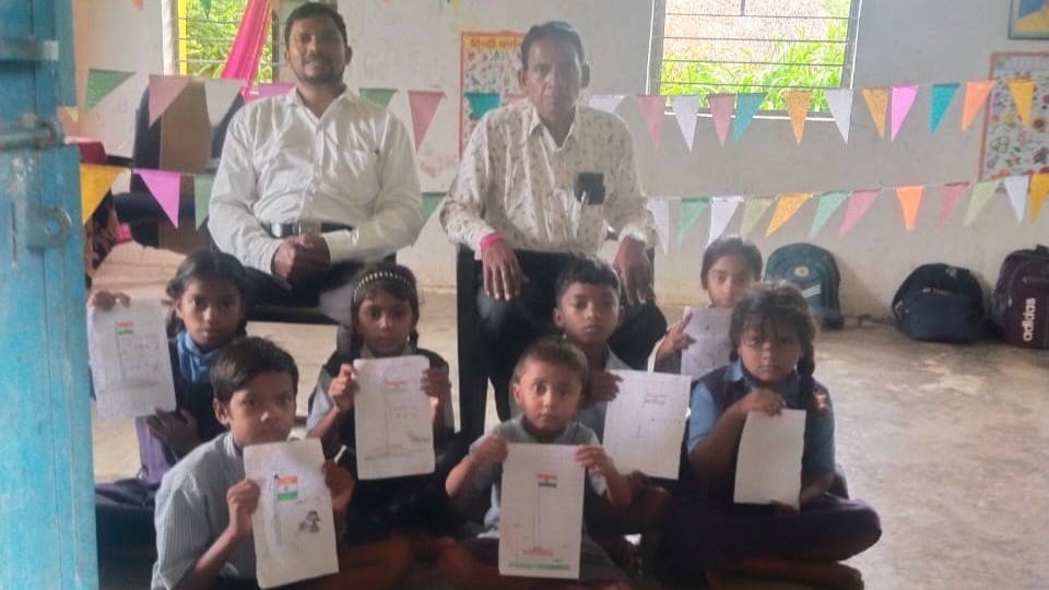 बसना: हर घर तिरंगा अभियान में ललितपुर के स्कूली बच्चों ने बनाए आकर्षक चित्र। ललितपुर तिरंगा अभियान