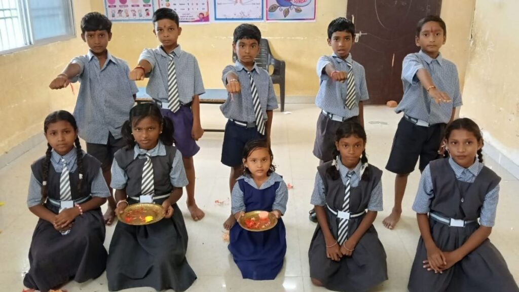 बसना: गढ़पटनी स्कूल में हर्षोल्लास से मनाया गया रक्षाबंधन, छात्राओं ने भाइयों की कलाई पर बांधी राखी। गढ़पटनी स्कूल में रक्षाबंधन