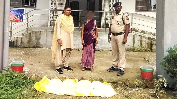 सरायपाली: पुजारीपाली में पुलिस की दबिश, 45 लीटर अवैध महुआ शराब के साथ महिला गिरफ्तार। पुजारीपाली अवैध महुआ शराब