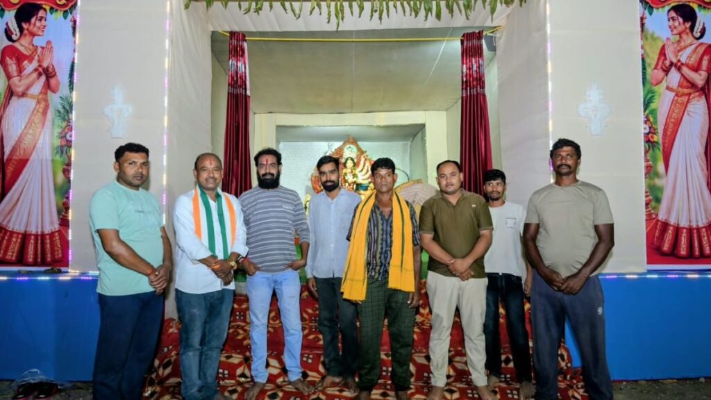 बसना: पांच गांवों के दुर्गा पूजा पंडालों में पहुंचे मोक्ष कुमार प्रधान, माता रानी का लिया आशीर्वाद। दुर्गा पूजा