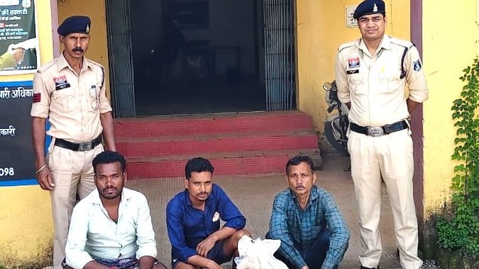 बसना: भंवरपुर में अवैध महुआ शराब पर पुलिस की कार्रवाई, 100 लीटर शराब के साथ तीन गिरफ्तार। भंवरपुर अवैध महुआ शराब