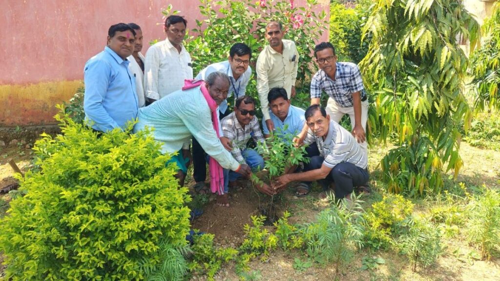 कुसमुर स्कूल न्योता भोज