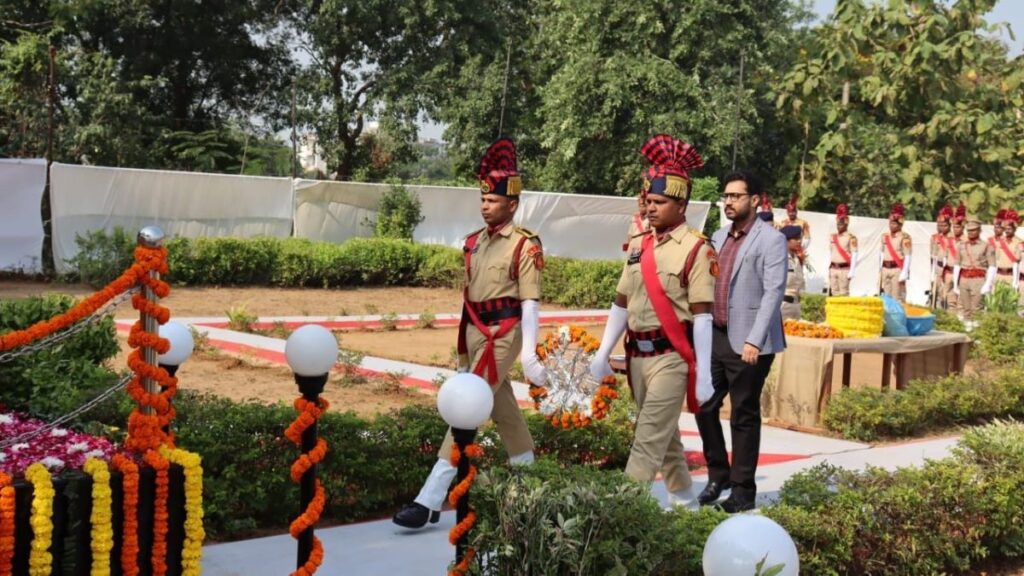 महासमुंद: 67वां पुलिस स्मृति दिवस पर 19 शहीद जवानों को गार्ड ऑफ ऑनर देकर दी श्रद्धांजलि। पुलिस स्मृति दिवस