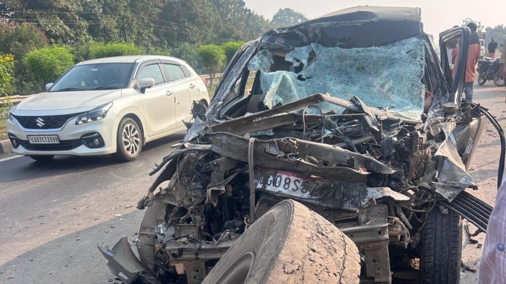 महासमुंद: NH-53 में भीषण सड़क हादसा, ट्रक में घुसी तेज रफ्तार कार, दो युवतियों की मौत। सड़क हादसा