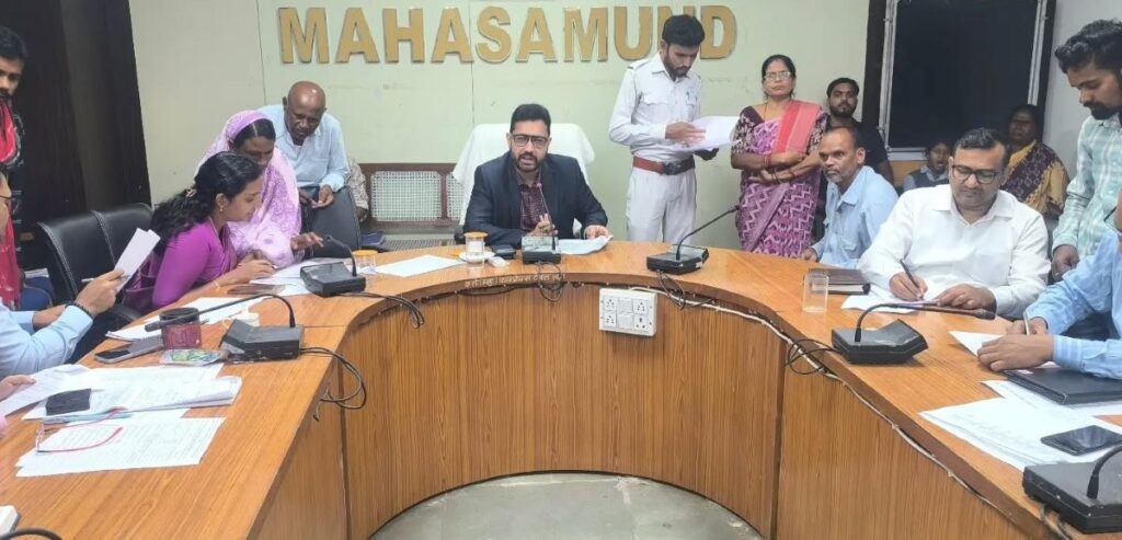 महासमुंद: कलेक्टर विनय कुमार लंगेह ने जनदर्शन में सुनी आमजनों की समस्याएं। महासमुंद जनदर्शन